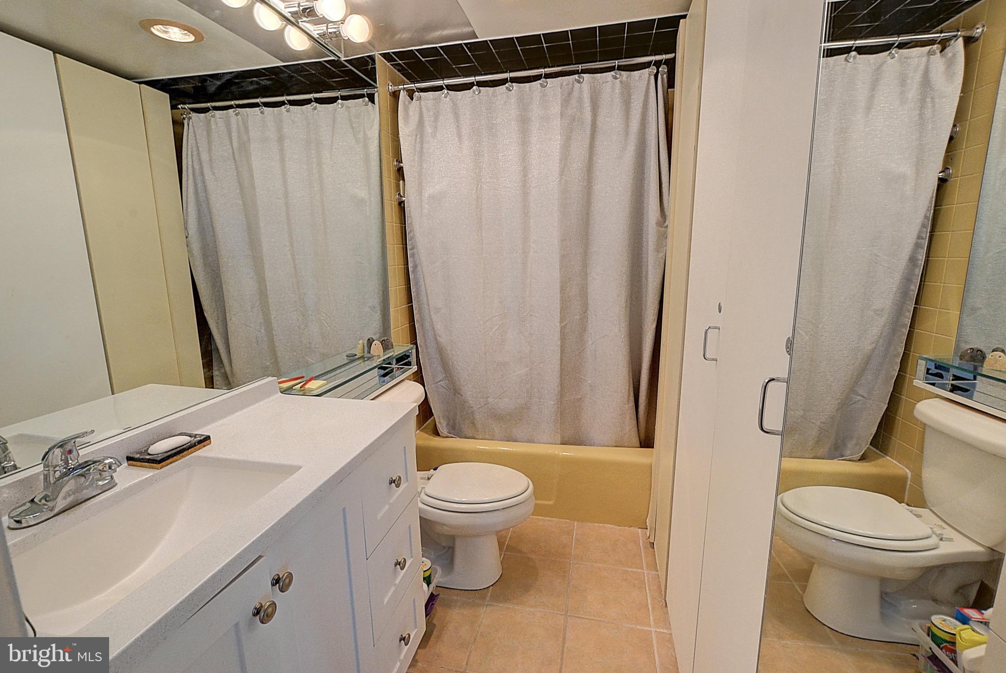 5225 Pooks Hill Road, Unit 1824N Bethesda, MD 20814 - Photo 8 of 21 Bathroom
