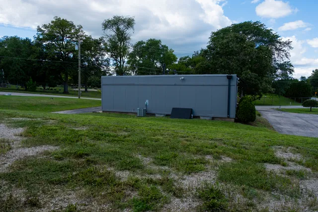 a view of a backyard