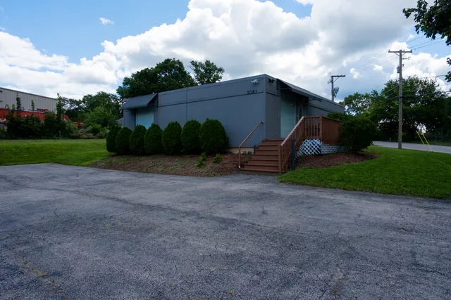 a view of a house with backyard and garden