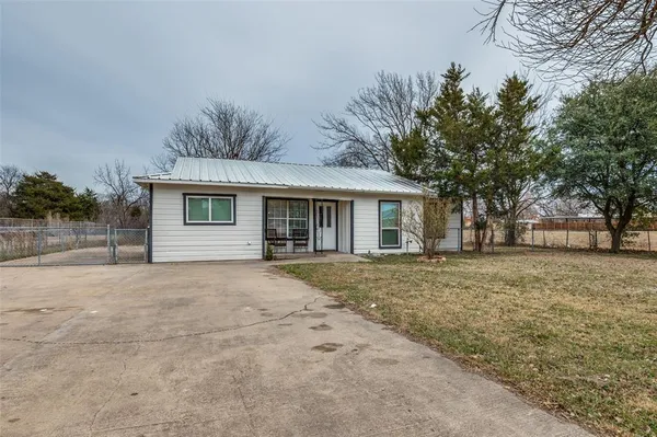 $2,100 | 1326 Johns Avenue, Lancaster, TX 75134