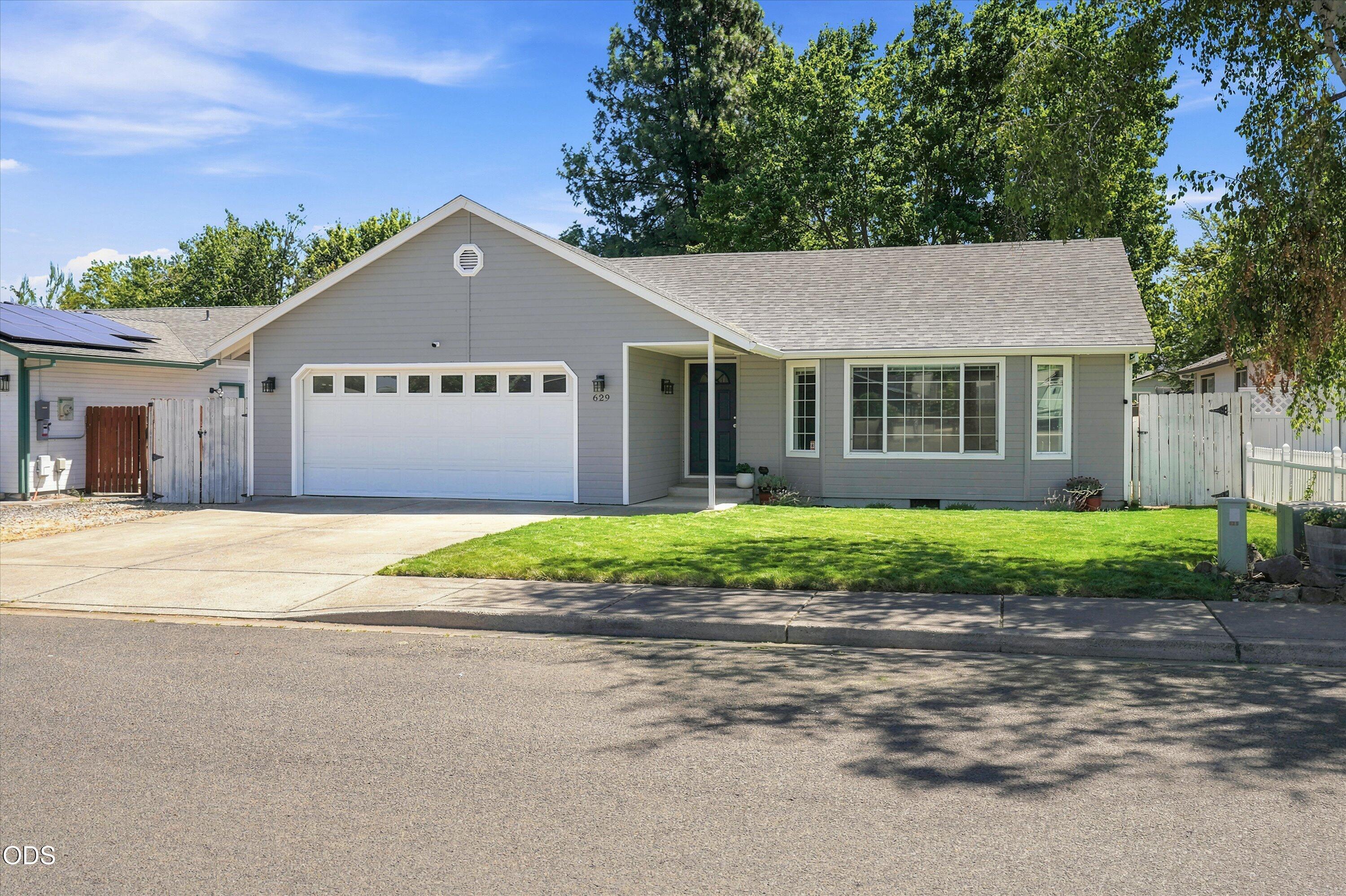 629 Glenn Way Central Point, OR 97502 - Photo 3 of 30