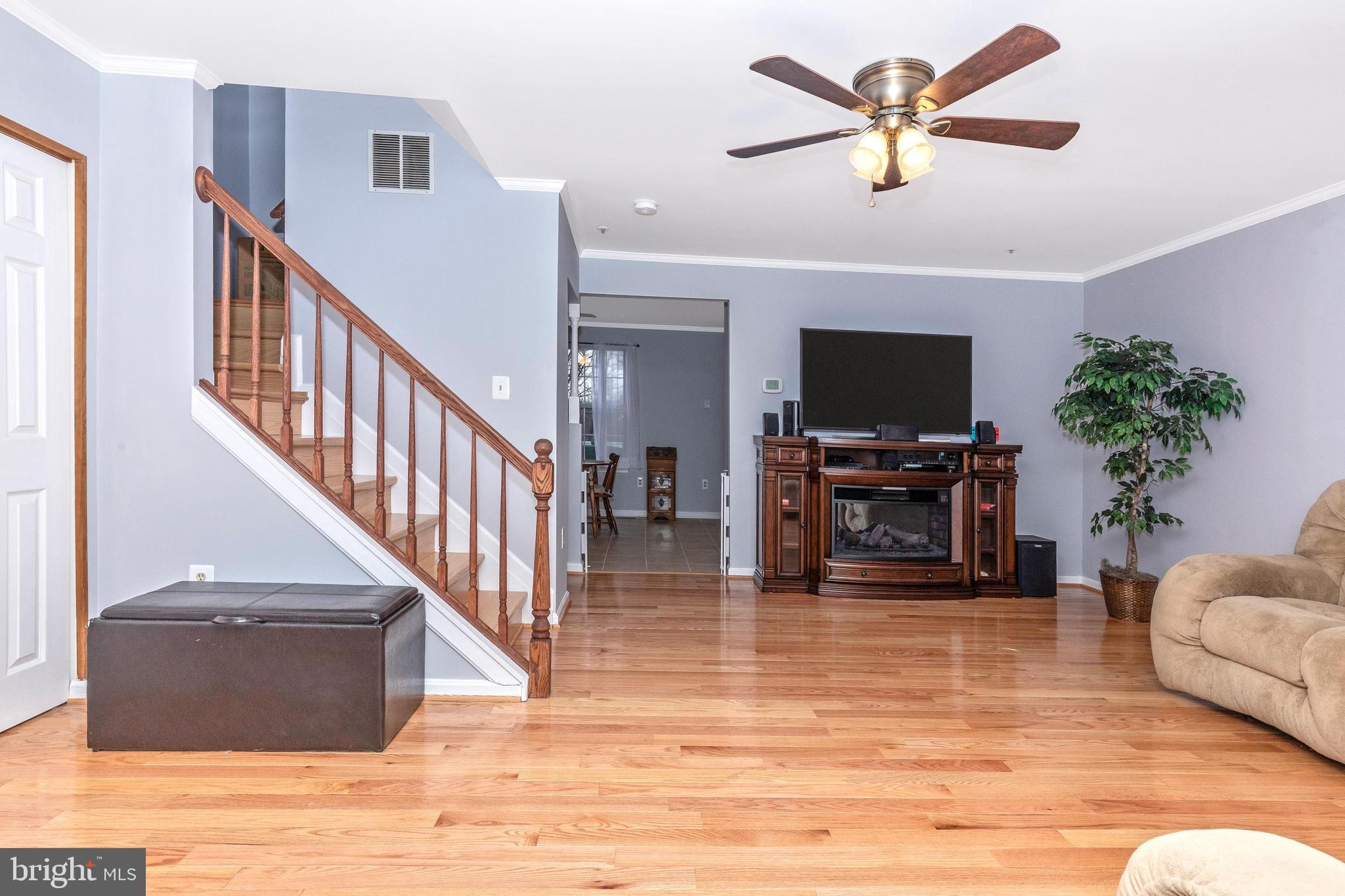 25752 Woodfield Road Damascus, MD 20872 - Photo 7 of 43 Living room