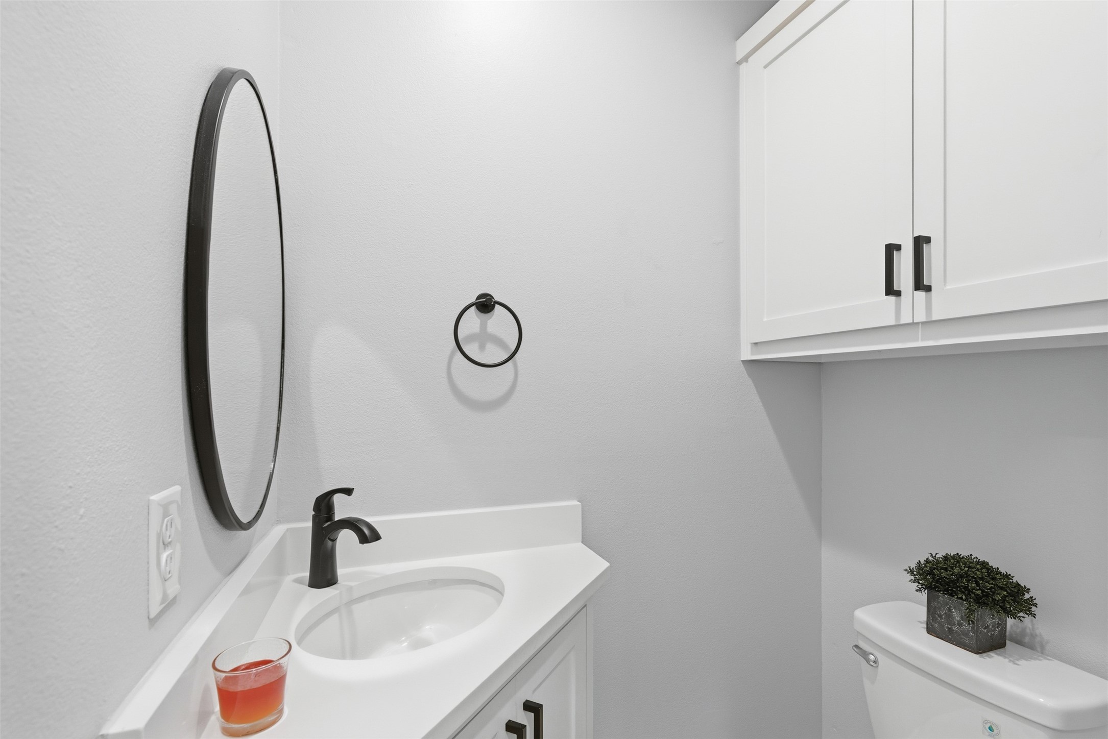 1018 Press Street Houston, TX 77020 - Photo 14 of 31 Half bathroom, nearby mudrrom