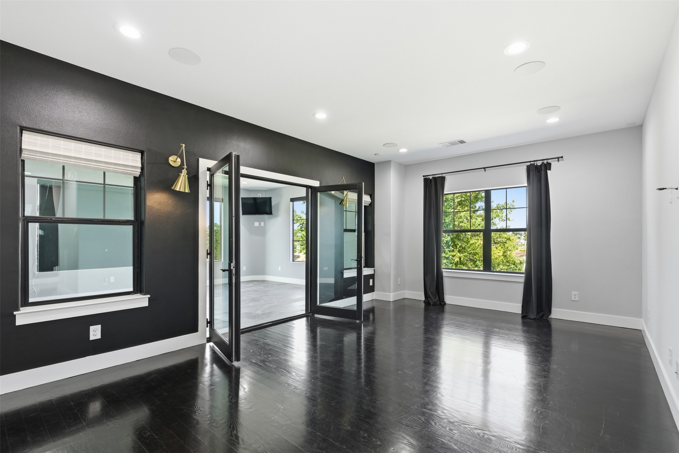 1018 Press Street Houston, TX 77020 - Photo 18 of 31 Inviting game room featuring large double doors offering seamless access