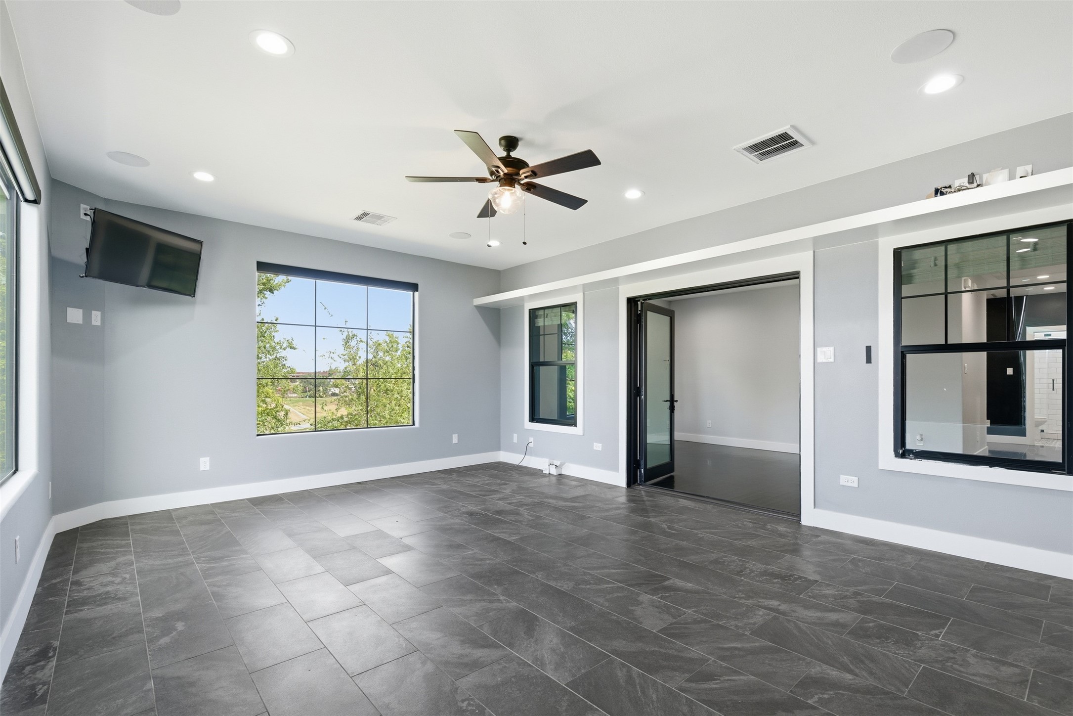 1018 Press Street Houston, TX 77020 - Photo 19 of 31 Modern multi-purpose room with sleek remote-controlled electric blinds, offering flexible use as a private gym, studio, or lounge.