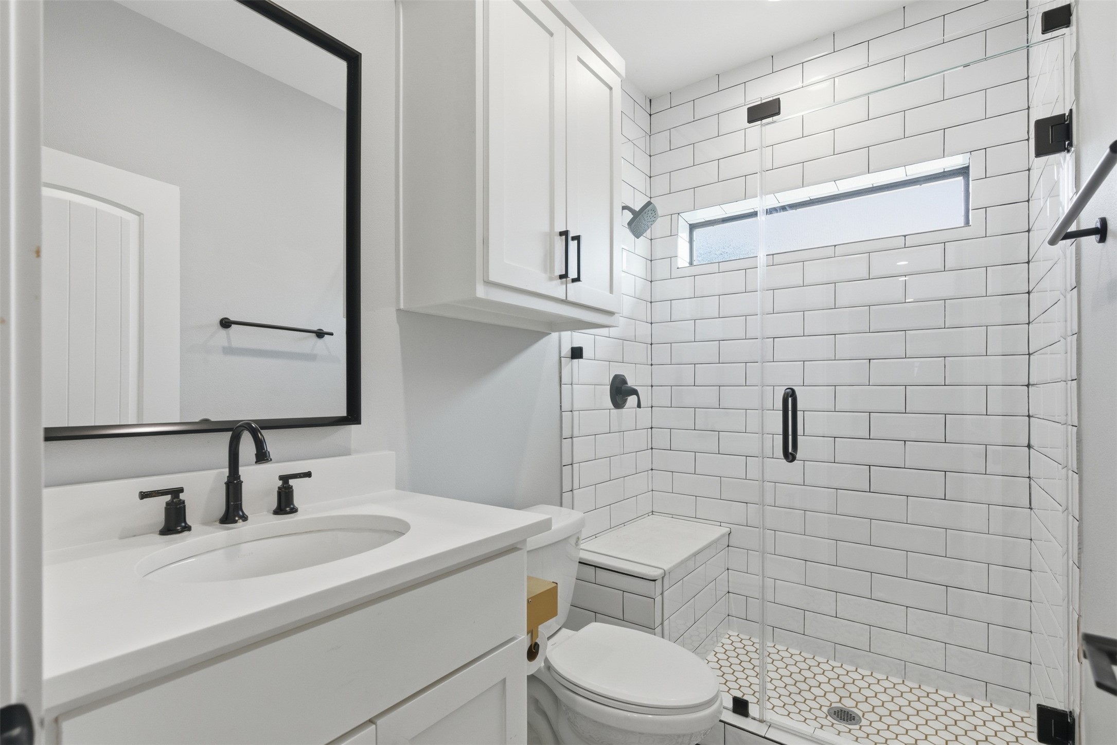 1018 Press Street Houston, TX 77020 - Photo 20 of 31 Hallway full bathroom.