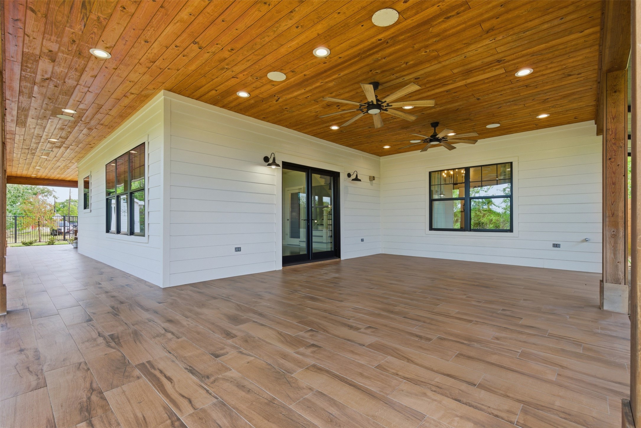 1018 Press Street Houston, TX 77020 - Photo 6 of 31 Elegant outdoor patio designed for both relaxation and entertaining, blending style and functionality.