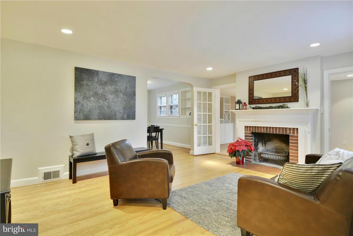 306 Wayne Place Silver Spring, MD 20910 - Photo 5 of 27 Living Room