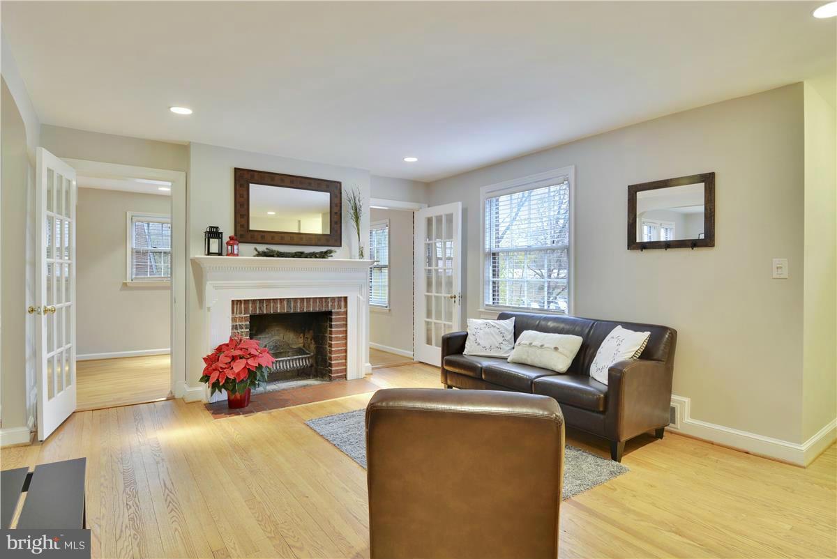 306 Wayne Place Silver Spring, MD 20910 - Photo 6 of 27 Living Room