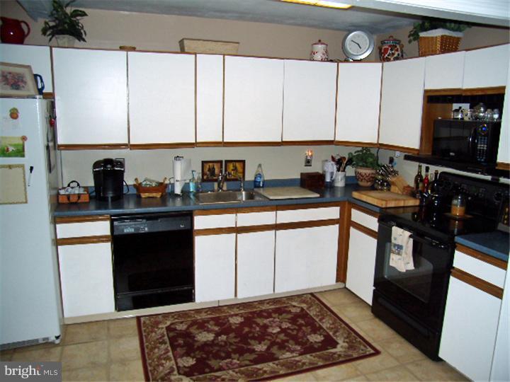 21 Candle Road Levittown, PA 19057 - Photo 7 of 9 Kitchen