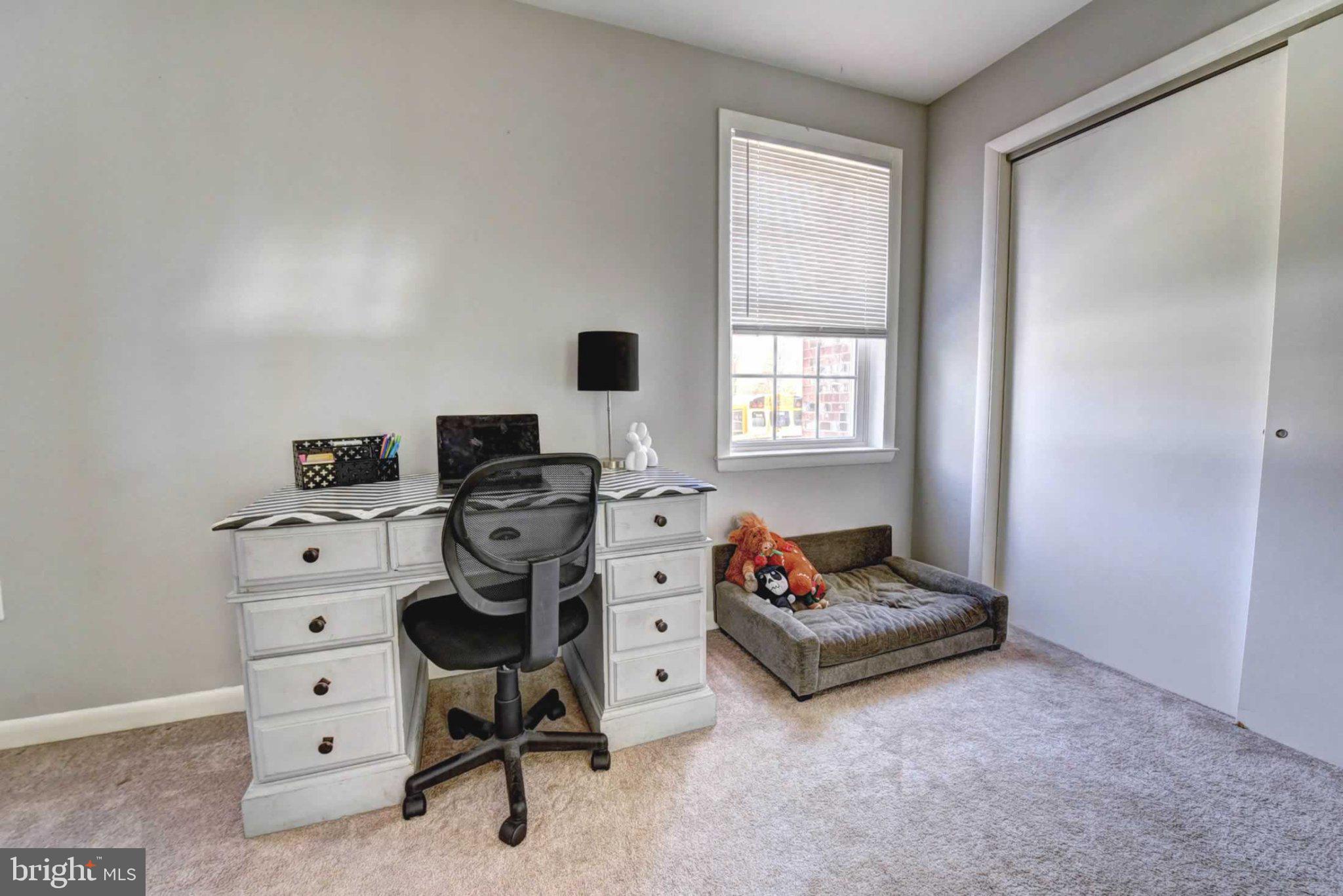 2226 Gunsmith Square Reston, VA 20191 - Photo 27 of 35 a bedroom with a workspace