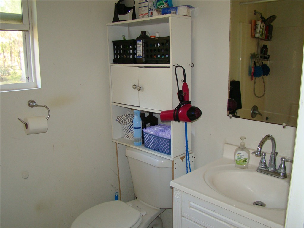 105 Eagles Nest Place Brunswick, GA 31525 - Photo 16 of 18 Primary Bathroom has tub with shower.
