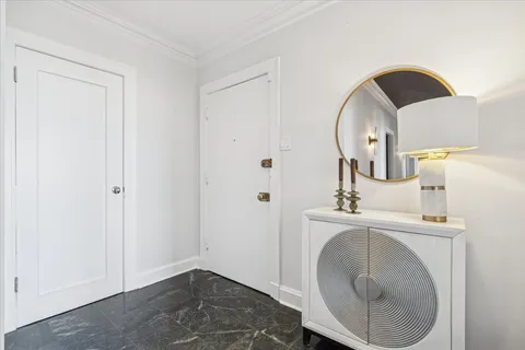 a view of a livingroom with washer and dryer