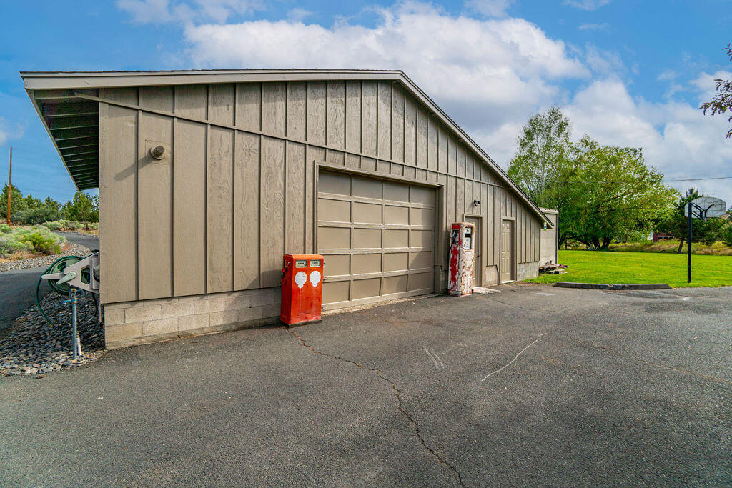 63480 Vogt Road Bend, OR 97701 - Photo 25 of 28 DSC09232-Edit