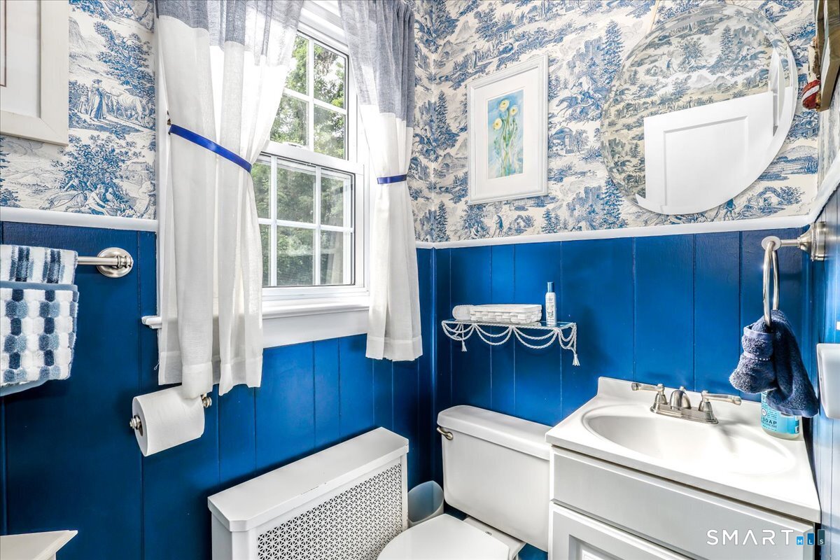 10 North Beech Tree Road Brookfield, CT 06804 - Photo 20 of 39 Main level powder room