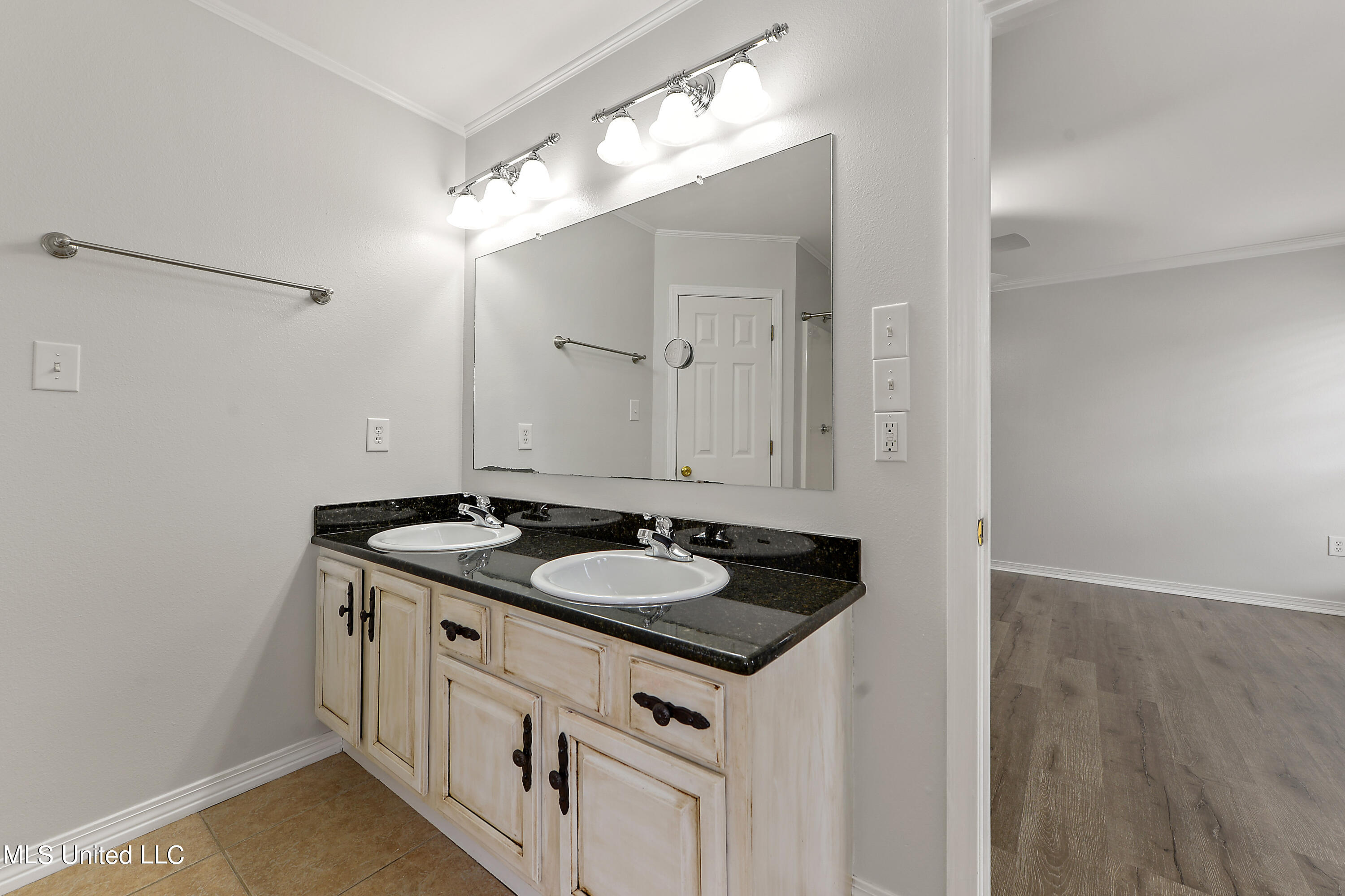 15300 Parker Road Biloxi, MS 39532 - Photo 13 of 24 Master Vanity