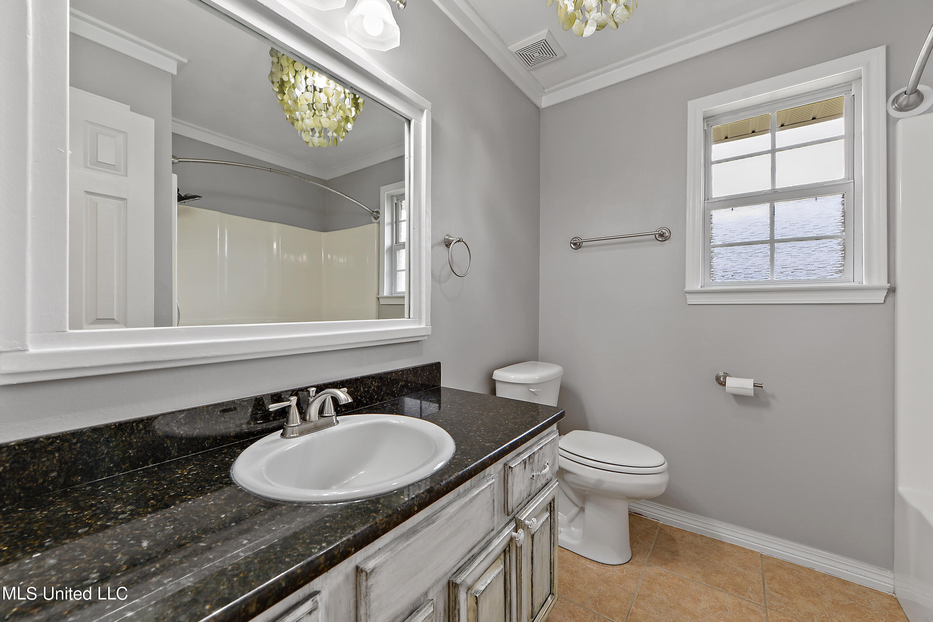 15300 Parker Road Biloxi, MS 39532 - Photo 20 of 24 Guest Bath