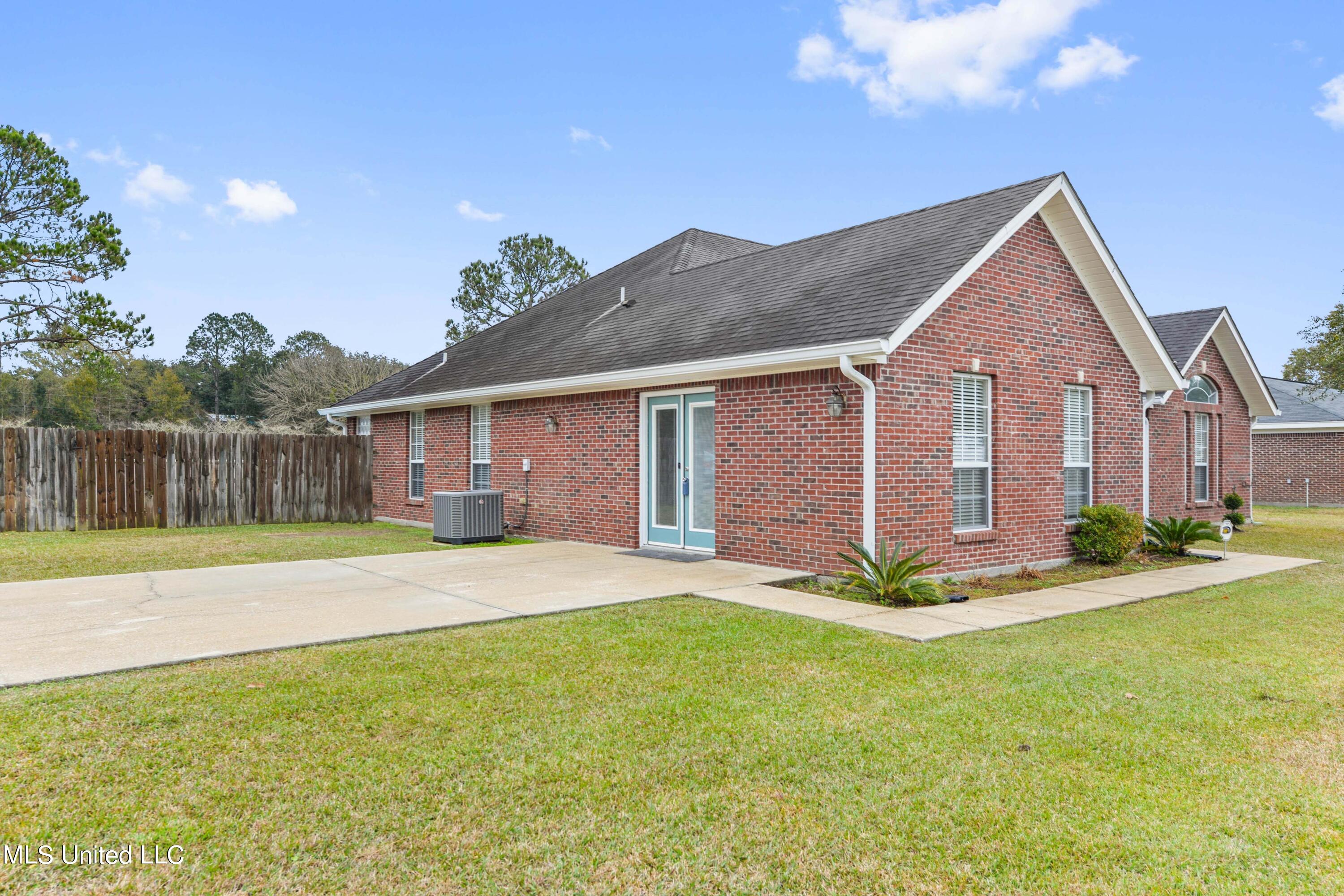 15300 Parker Road Biloxi, MS 39532 - Photo 2 of 24 Exterior Side Enterance