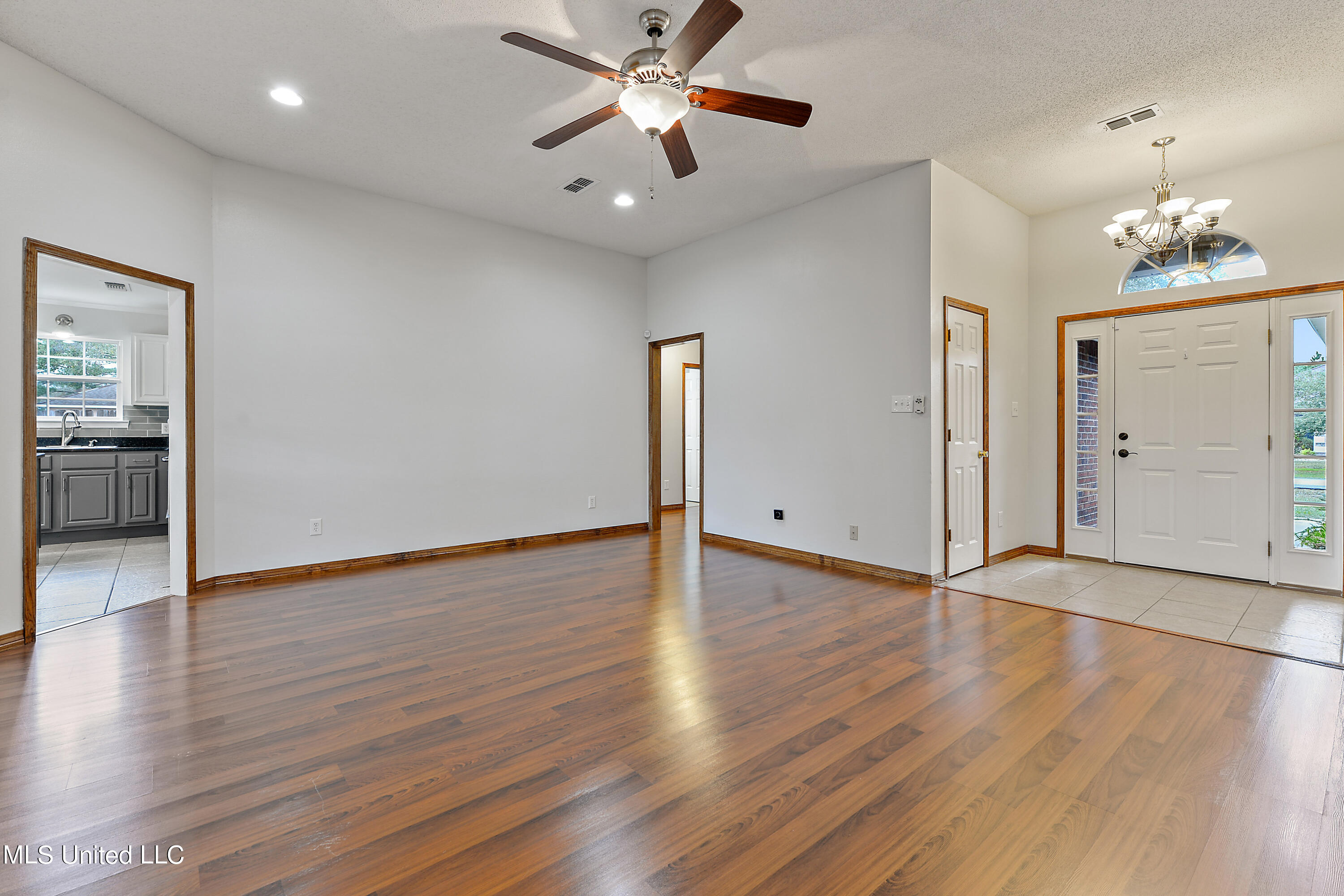 15300 Parker Road Biloxi, MS 39532 - Photo 3 of 24 Living Room
