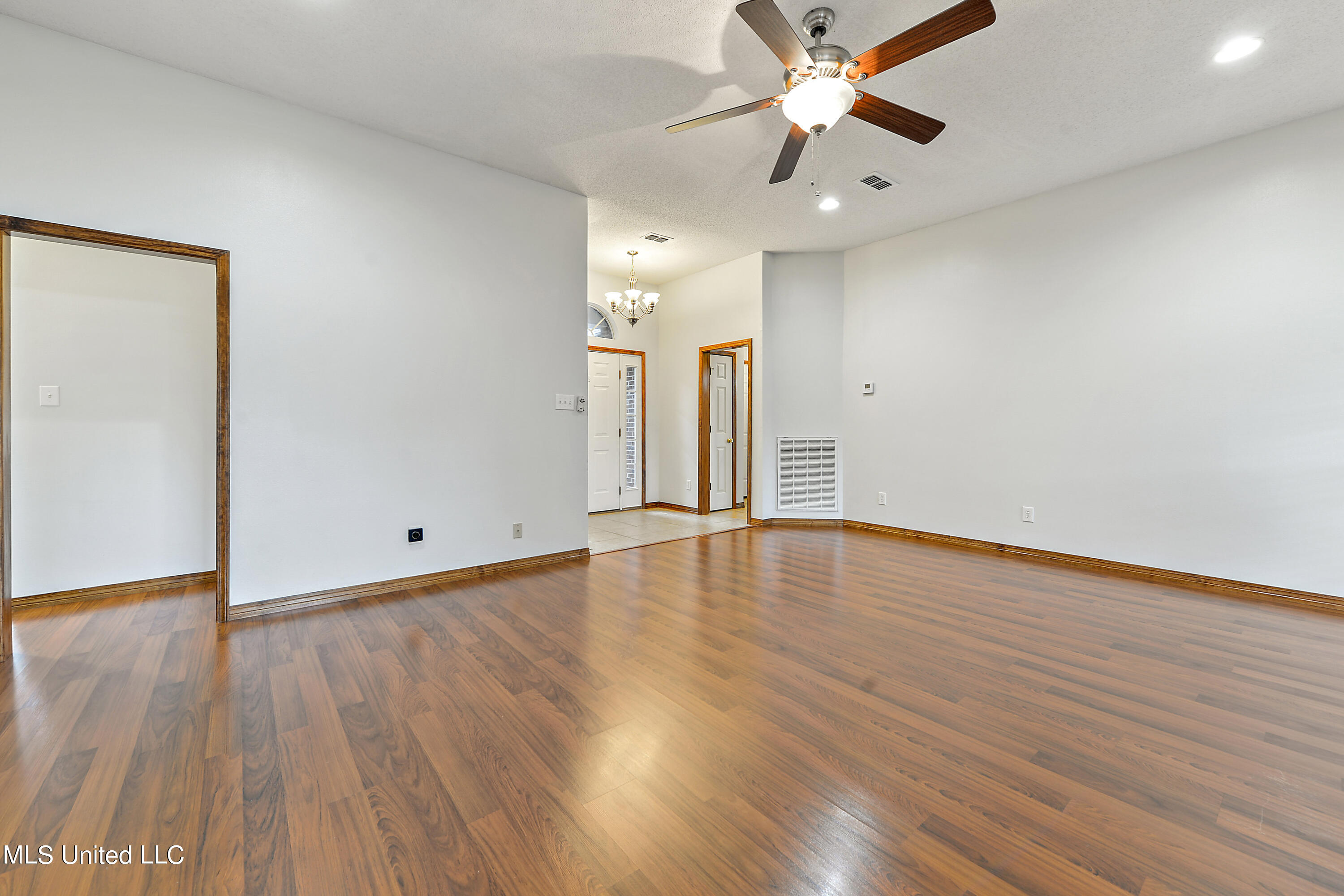 15300 Parker Road Biloxi, MS 39532 - Photo 4 of 24 Living Room