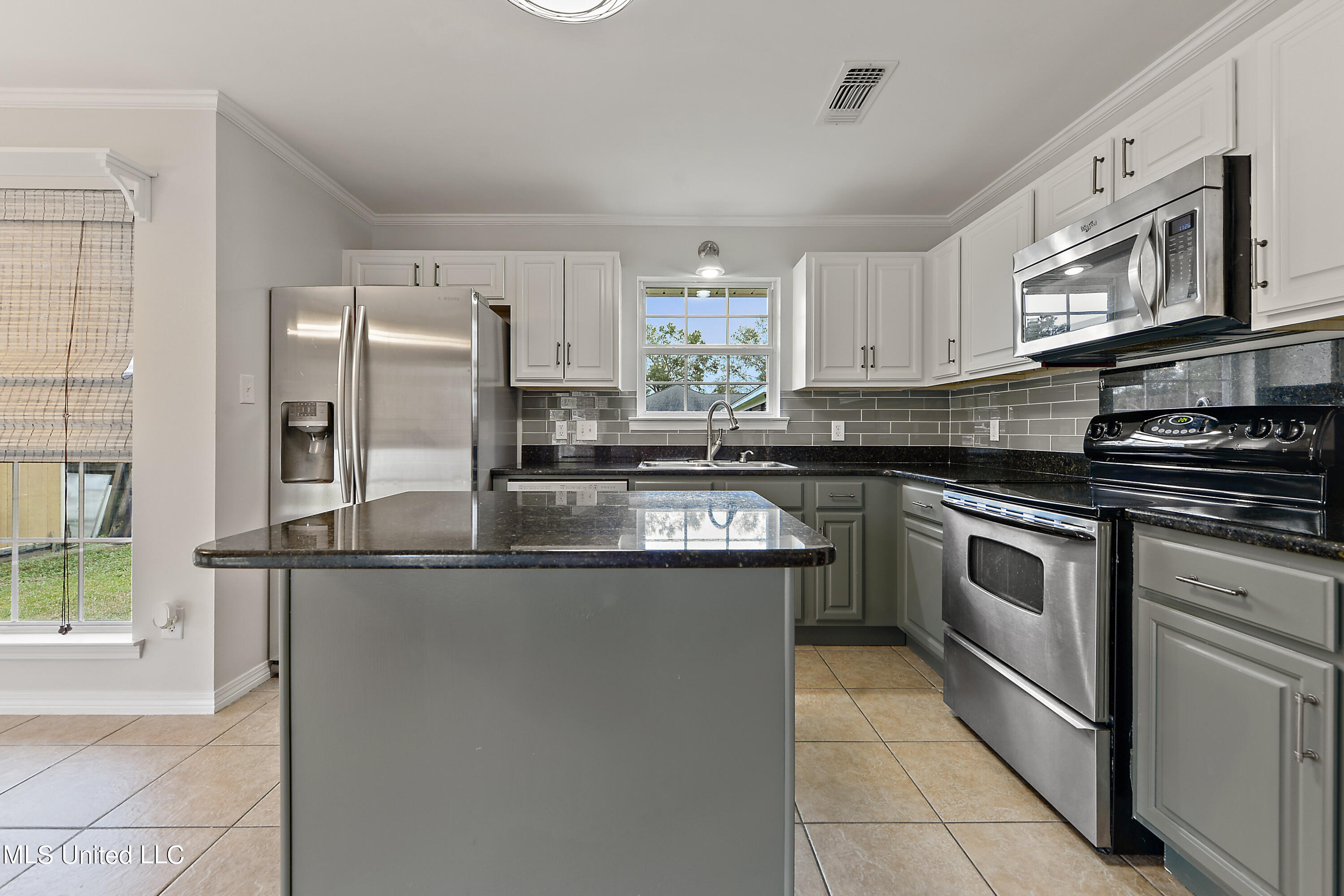 15300 Parker Road Biloxi, MS 39532 - Photo 7 of 24 Kitchen