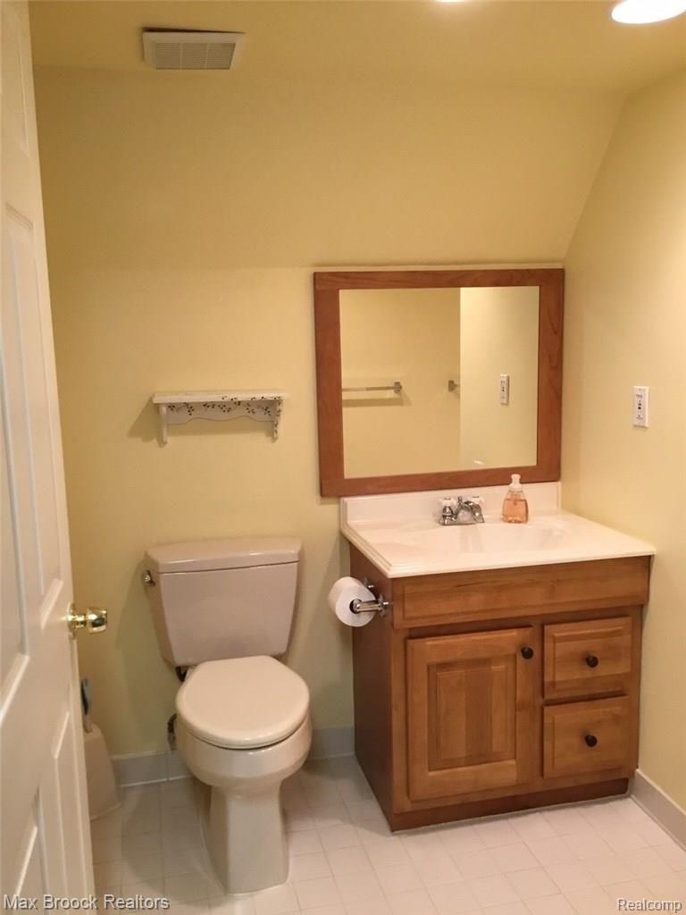 29334 Rambling Road Southfield, MI 48076 - Photo 24 of 29 IMG_0470.JPG