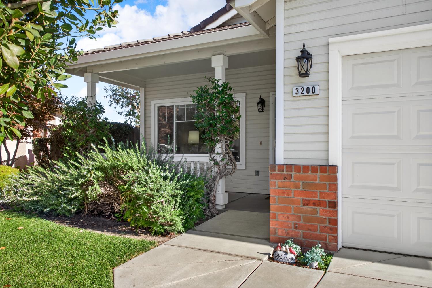 3200 Spring Garden Drive Turlock, CA 95382 - Photo 3 of 30 a front view of a house with garden