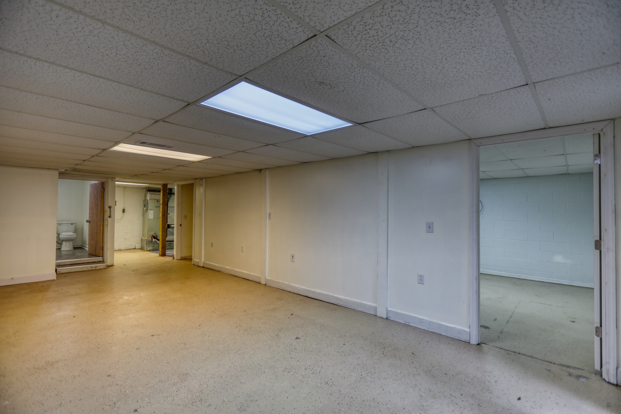 214 West Harper Road Portland, TN 37148 - Photo 26 of 28 an empty room with windows