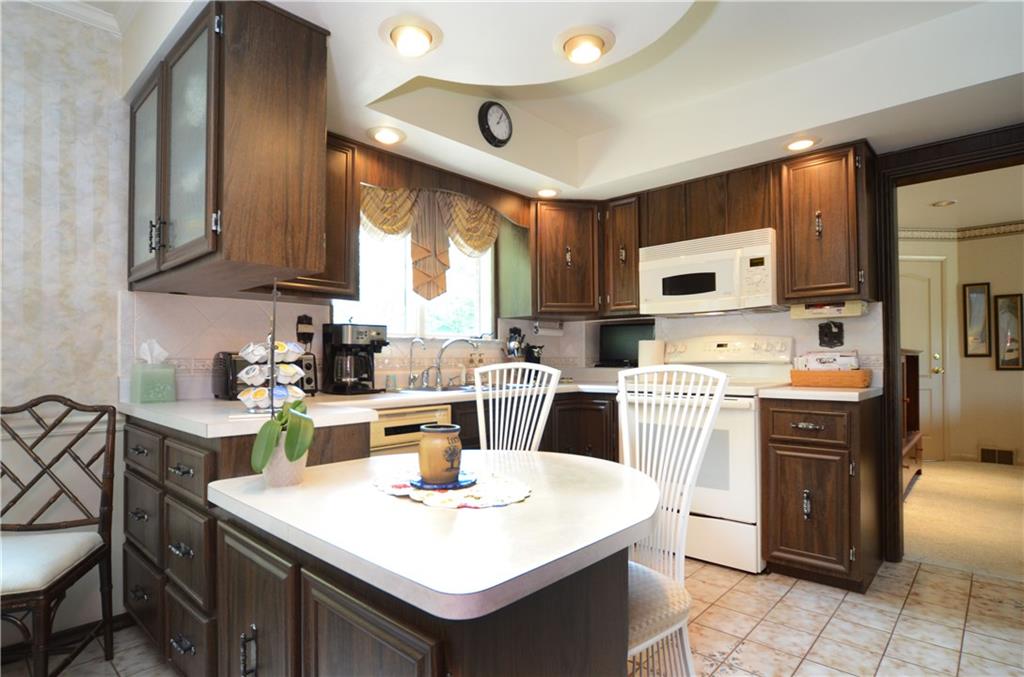 124 Frank Circle Rochester, PA 15074 - Photo 7 of 23 Kitchen