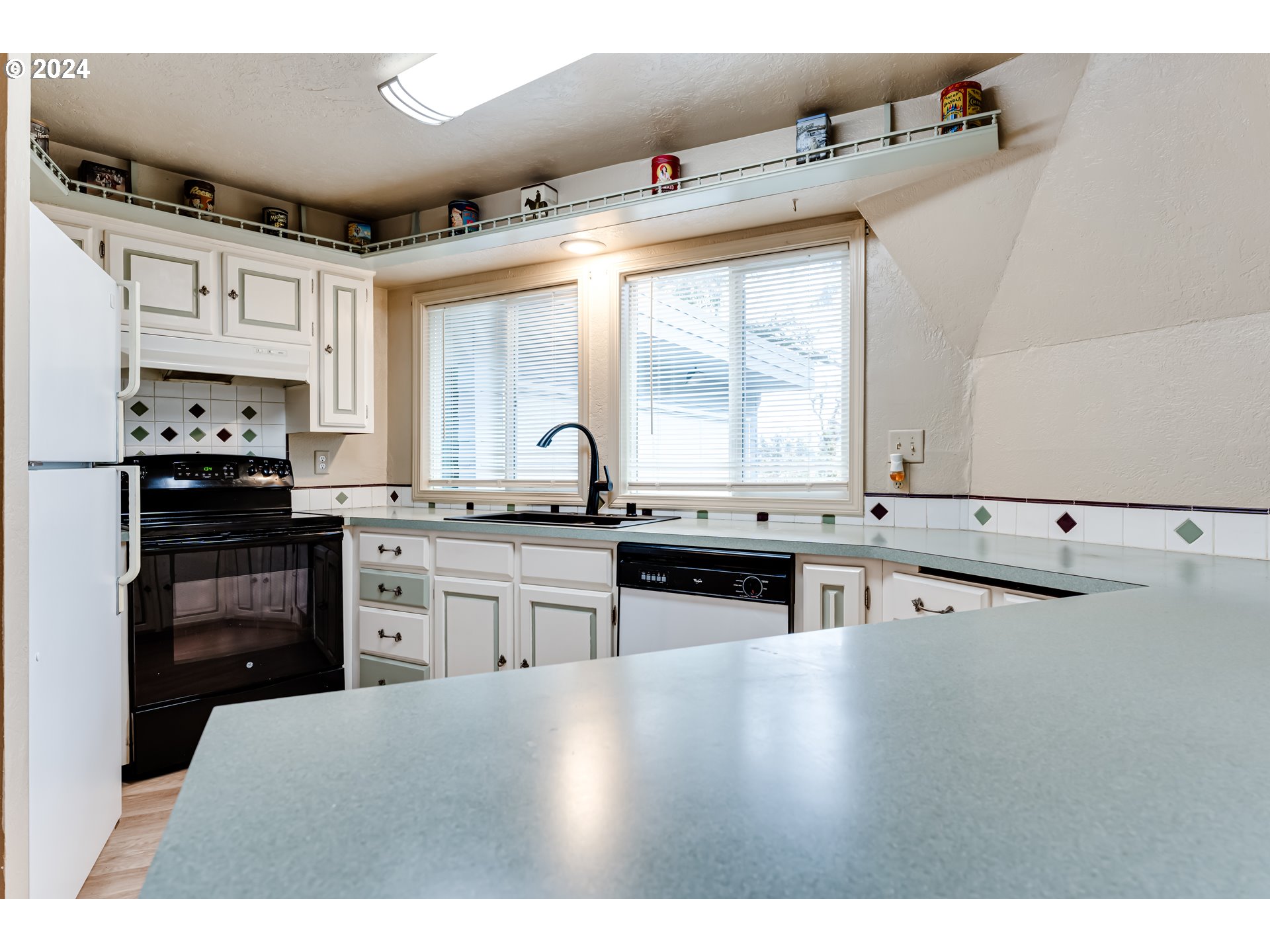796 South 70th Street Springfield, OR 97478 - Photo 11 of 22 Kitchen