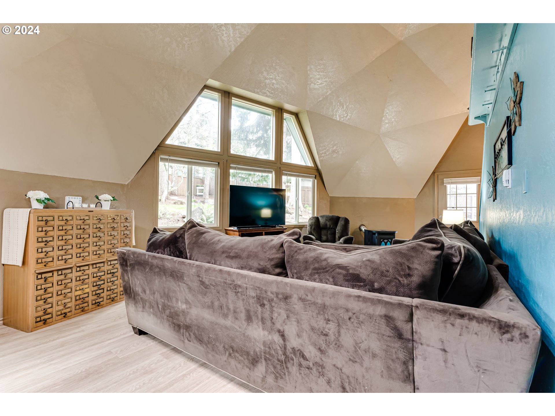 796 South 70th Street Springfield, OR 97478 - Photo 8 of 22 Living Room