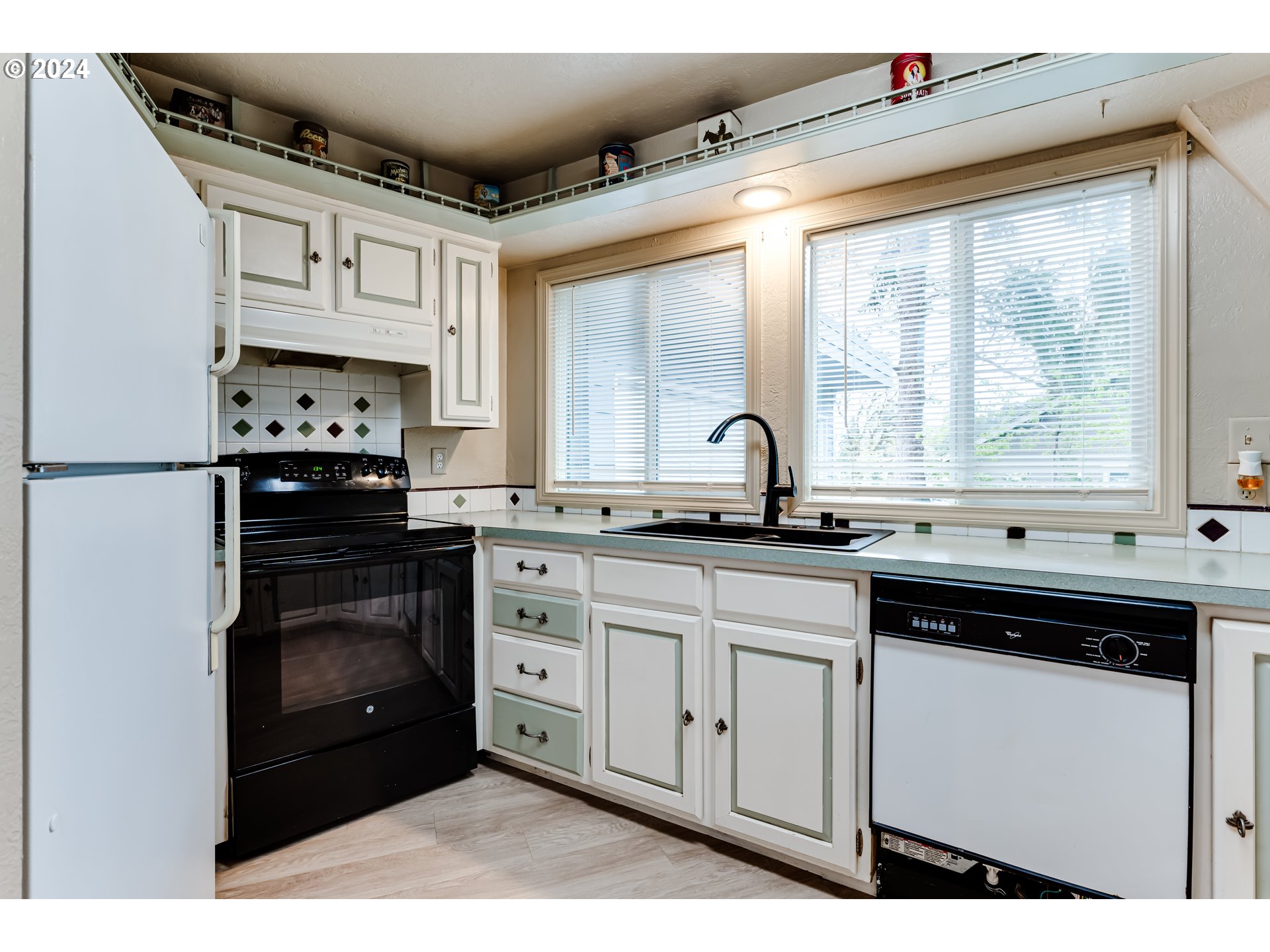 796 South 70th Street Springfield, OR 97478 - Photo 10 of 22 Kitchen