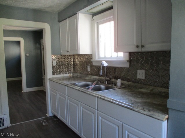 1043 Oxford Road Cleveland, OH 44121 - Photo 4 of 12 Gallery Image 4