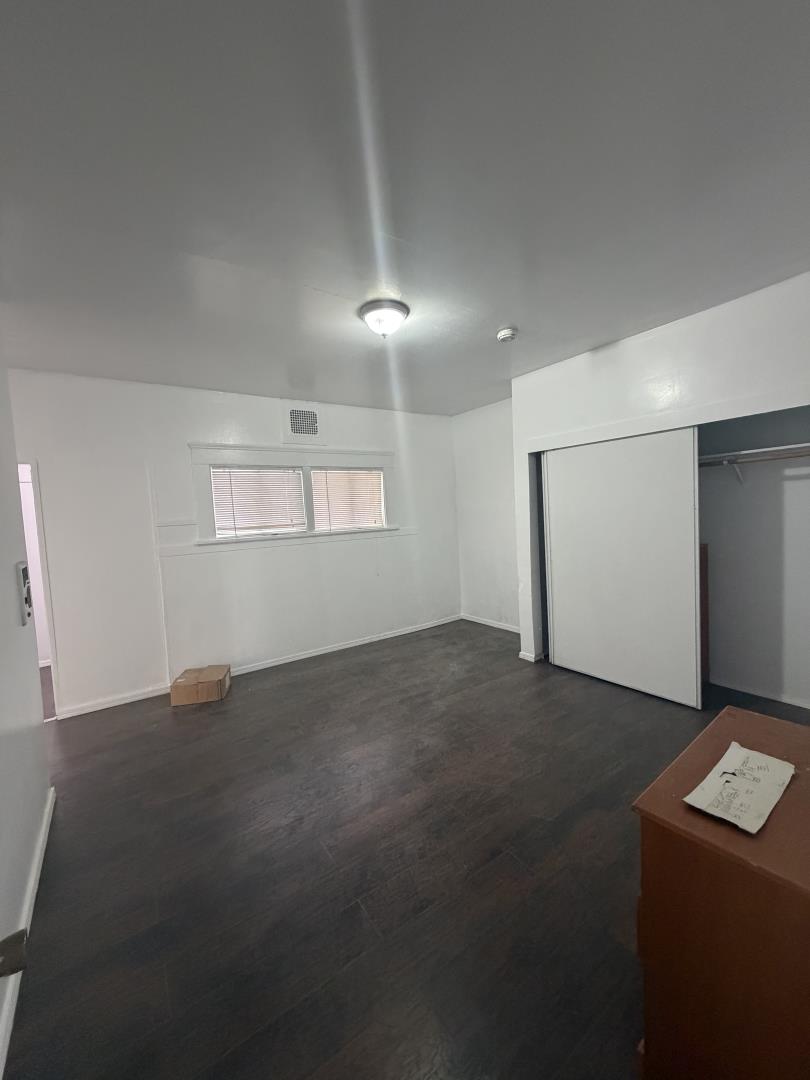 2340 Alisal Road, Unit A Salinas, CA 93908 - Photo 8 of 25 en empty room with windows