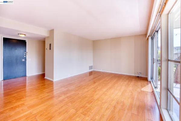 $2,950 | 3815 Harrison Street, Unit 203, Oakland, CA 94611