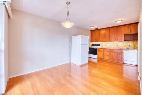 $2,950 | 3815 Harrison Street, Unit 203, Oakland, CA 94611