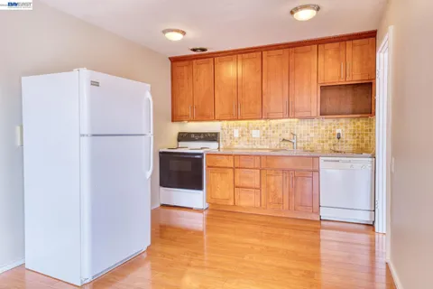 $2,950 | 3815 Harrison Street, Unit 203, Oakland, CA 94611
