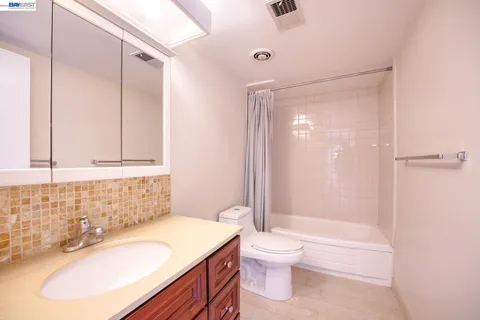 $2,950 | 3815 Harrison Street, Unit 203, Oakland, CA 94611