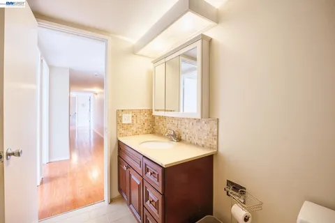 $2,950 | 3815 Harrison Street, Unit 203, Oakland, CA 94611