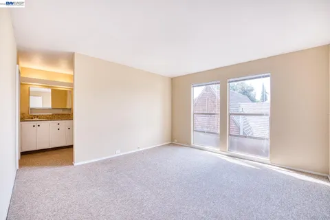 $2,950 | 3815 Harrison Street, Unit 203, Oakland, CA 94611