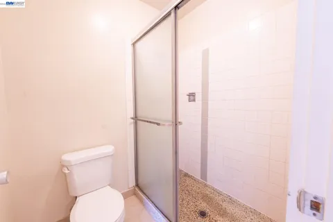$2,950 | 3815 Harrison Street, Unit 203, Oakland, CA 94611