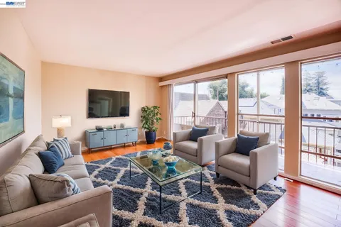 $2,950 | 3815 Harrison Street, Unit 203, Oakland, CA 94611