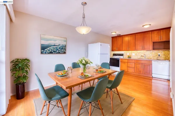$2,950 | 3815 Harrison Street, Unit 203, Oakland, CA 94611