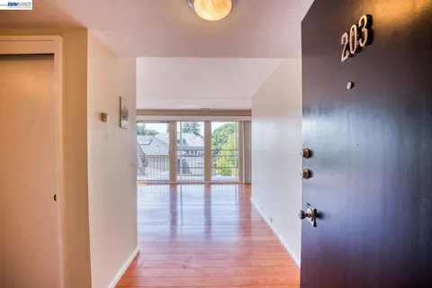 $2,950 | 3815 Harrison Street, Unit 203, Oakland, CA 94611