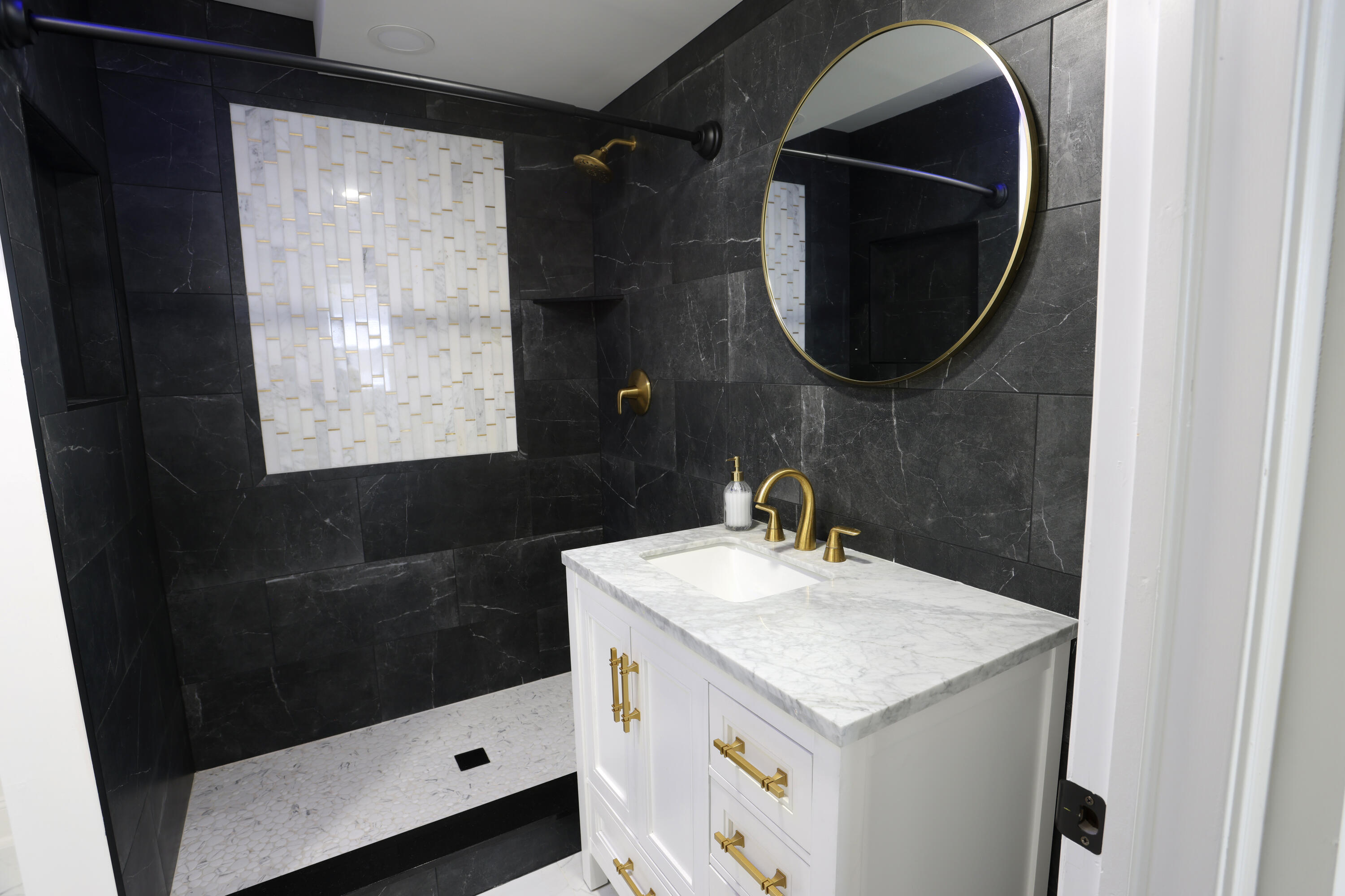 2479 South 10th Street Milwaukee, WI 53215 - Photo 24 of 26 Bathroom