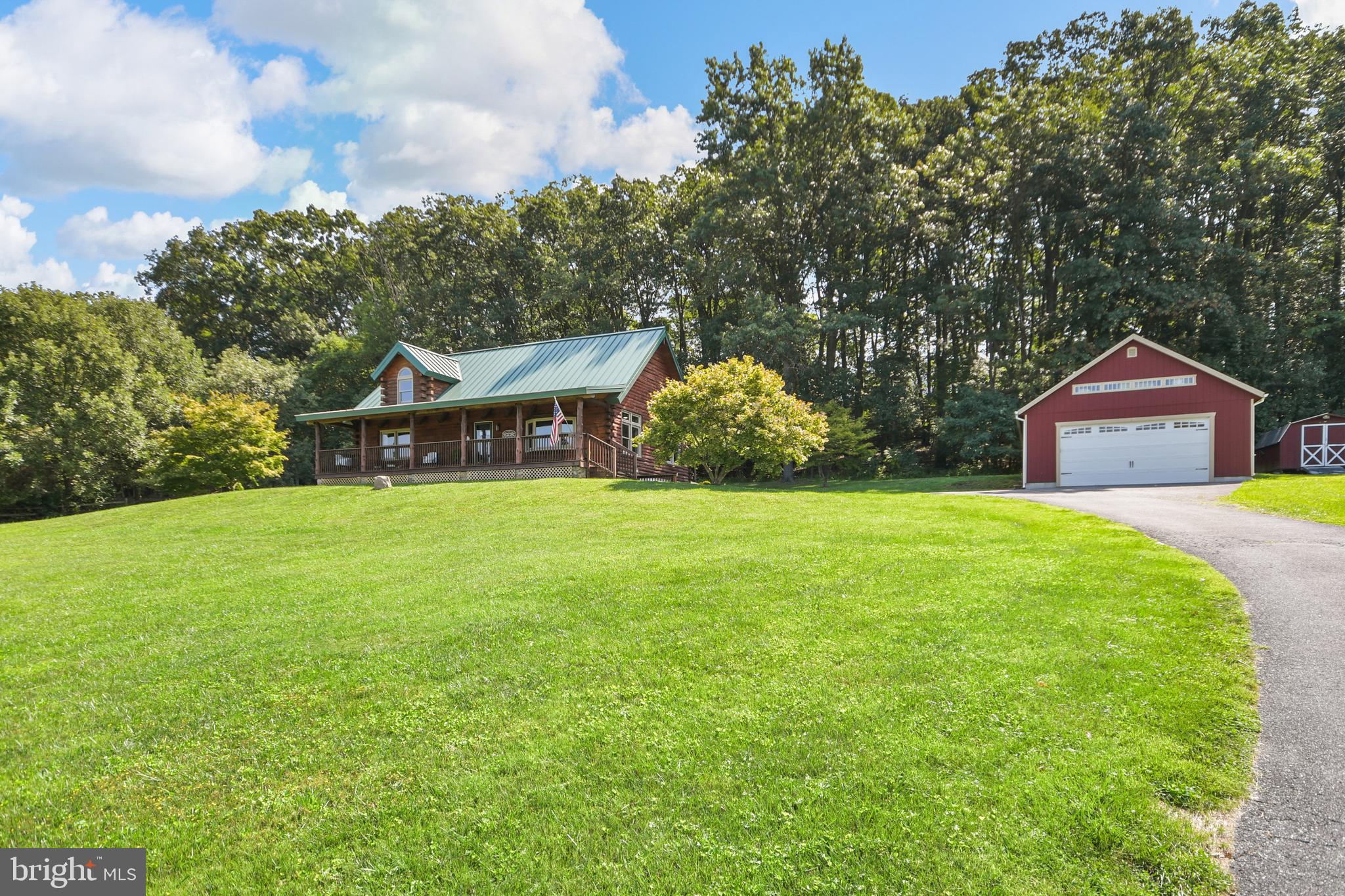4 bedrms, 2.5 bath, 2,800 total sq feet on .9 acre