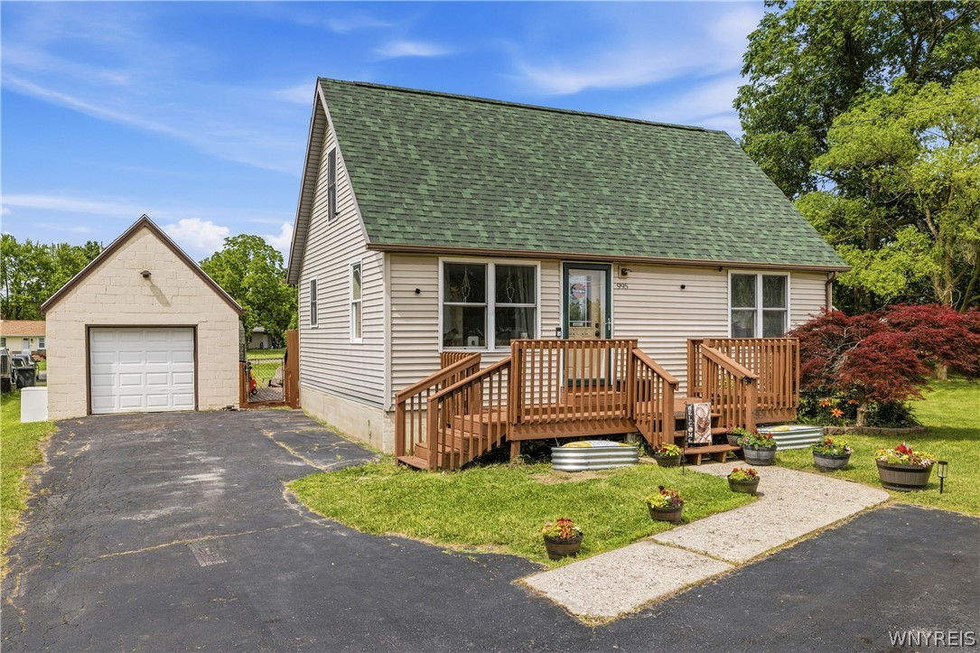 995 Saunders Sett Road Lewiston, NY 14092 - Photo 1 of 24
