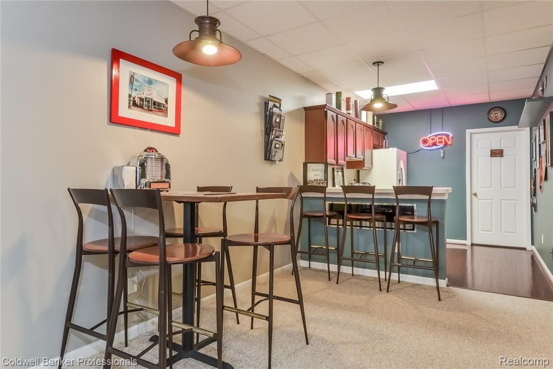 742 East Bluff Court Rochester, MI 48306 - Photo 47 of 60 046-photo-wet-bar-6656029.jpg