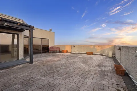 a view of backyard of the house