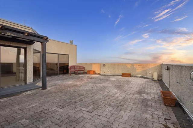 a view of backyard of the house